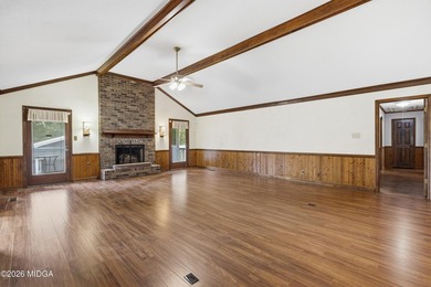 One level home with 2057 sq ft. 3 large bedrooms 2 full - photo 11