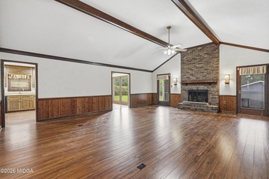 One level home with 2057 sq ft. 3 large bedrooms 2 full - photo 12