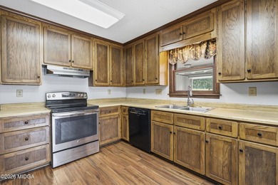 One level home with 2057 sq ft. 3 large bedrooms 2 full - photo 13