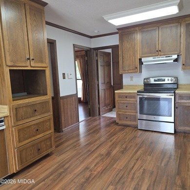 One level home with 2057 sq ft. 3 large bedrooms 2 full - photo 17