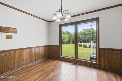 One level home with 2057 sq ft. 3 large bedrooms 2 full - photo 18