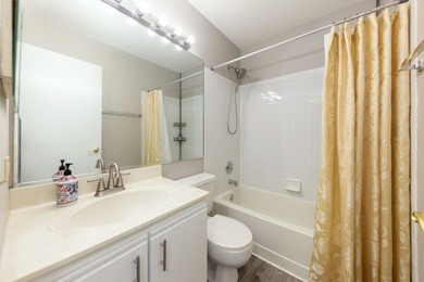 Welcome to this spacious and well-maintained 3-bedroom, 2.5-bath - photo 18