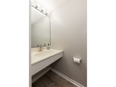 Welcome to this spacious and well-maintained 3-bedroom, 2.5-bath - photo 19