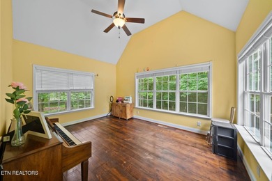 Welcome to this gorgeous and spacious 4,152 sq. ft. family home - photo 20
