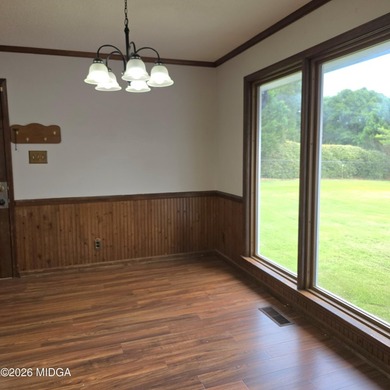 One level home with 2057 sq ft. 3 large bedrooms 2 full - photo 20