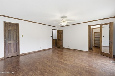 One level home with 2057 sq ft. 3 large bedrooms 2 full - photo 23