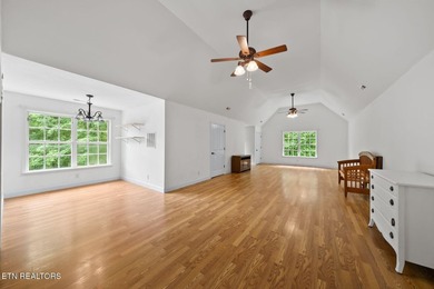 Welcome to this gorgeous and spacious 4,152 sq. ft. family home - photo 24