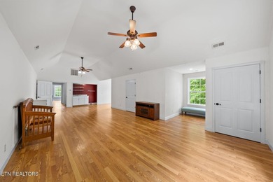 Welcome to this gorgeous and spacious 4,152 sq. ft. family home - photo 26
