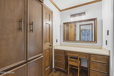 One level home with 2057 sq ft. 3 large bedrooms 2 full - photo 26