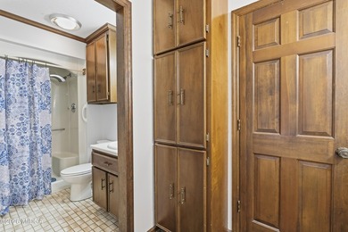 One level home with 2057 sq ft. 3 large bedrooms 2 full - photo 27