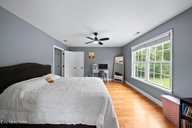 Welcome to this gorgeous and spacious 4,152 sq. ft. family home - photo 31