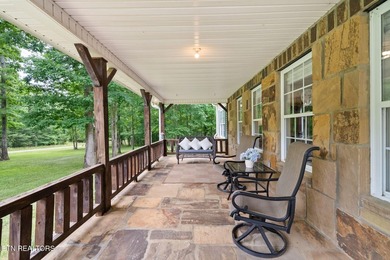 Welcome to this gorgeous and spacious 4,152 sq. ft. family home - photo 32