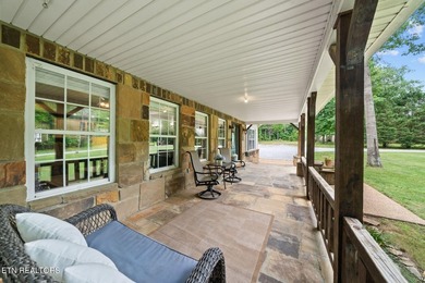 Welcome to this gorgeous and spacious 4,152 sq. ft. family home - photo 33