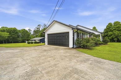 One level home with 2057 sq ft. 3 large bedrooms 2 full - photo 34