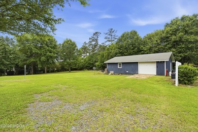 One level home with 2057 sq ft. 3 large bedrooms 2 full - photo 35