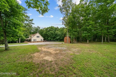 Welcome to this gorgeous and spacious 4,152 sq. ft. family home - photo 36