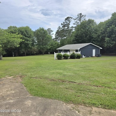 One level home with 2057 sq ft. 3 large bedrooms 2 full - photo 36