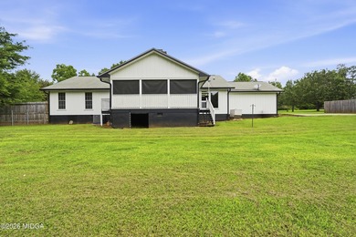 One level home with 2057 sq ft. 3 large bedrooms 2 full - photo 37