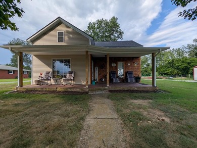 This recently renovated and tastefully updated 3 bedroom, 1 bath - photo 1