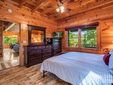 Stunning log cabin in Riverbend at Lake Lure offers mountain - photo 12