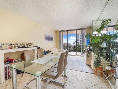 LARGEST 1 bedroom Balcony on Brickell key with beautiful pool - photo 2