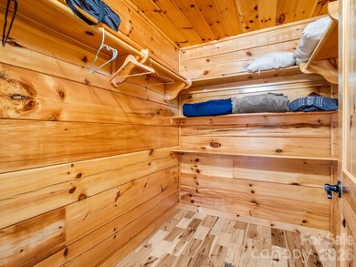 Stunning log cabin in Riverbend at Lake Lure offers mountain - photo 14