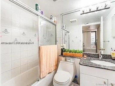 LARGEST 1 bedroom Balcony on Brickell key with beautiful pool - photo 8