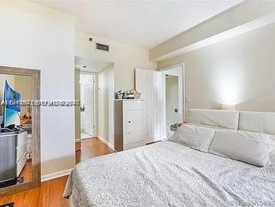 LARGEST 1 bedroom Balcony on Brickell key with beautiful pool - photo 9
