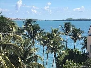 LARGEST 1 bedroom Balcony on Brickell key with beautiful pool - photo 10