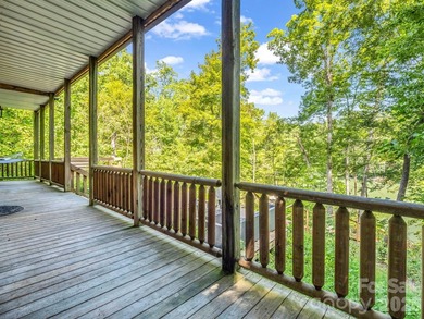 Stunning log cabin in Riverbend at Lake Lure offers mountain - photo 34
