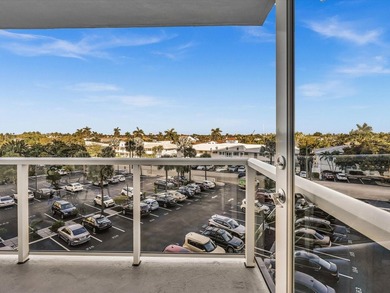 Spacious one bedroom with northern exposure. Relax and enjoy - photo 5