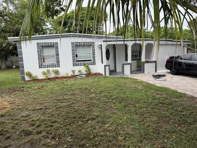 Don't miss this beautifully renovated, centrally located - photo 1