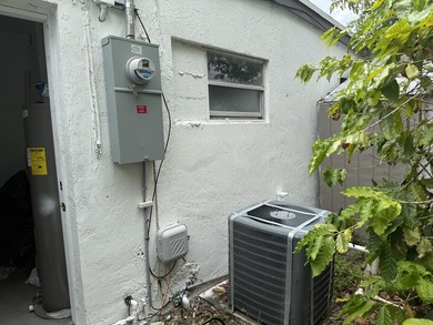 Don't miss this beautifully renovated, centrally located - photo 2