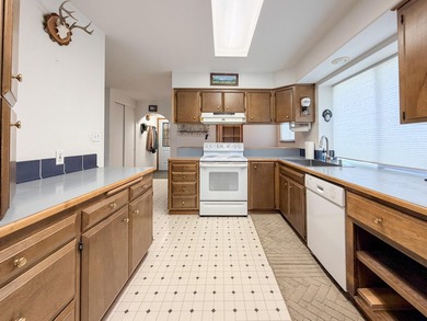 PRIVATE one-level home on beautiful 20 acres, big shop, located - photo 9