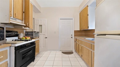 Exceptional opportunity to buy this mid century 3 bed & 2 bath - photo 12
