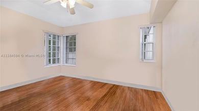 Exceptional opportunity to buy this mid century 3 bed & 2 bath - photo 16