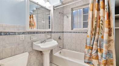 Exceptional opportunity to buy this mid century 3 bed & 2 bath - photo 17