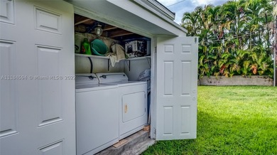 Exceptional opportunity to buy this mid century 3 bed & 2 bath - photo 24