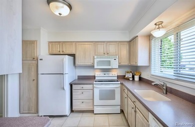 Highly desirable 2-bedroom, 2-bath Foxcroft condo in a fantastic - photo 7