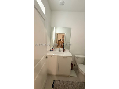Beautiful and well-maintained 3-bedroom, 2.5-bath townhouse - photo 12