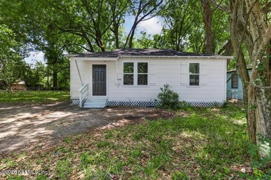 Beautifully renovated 3-bedroom, 1-bath home in the heart of - photo 3
