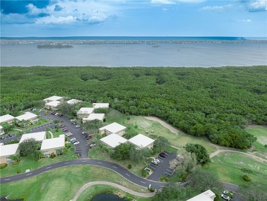 Beautifully maintained private corner unit w/gorgeous views of - photo 33