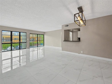 Beautifully updated unit in an immaculate, well-managed Class A - photo 1