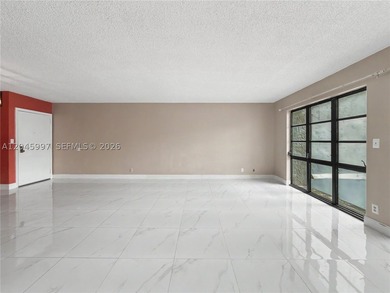 Beautifully updated unit in an immaculate, well-managed Class A - photo 2