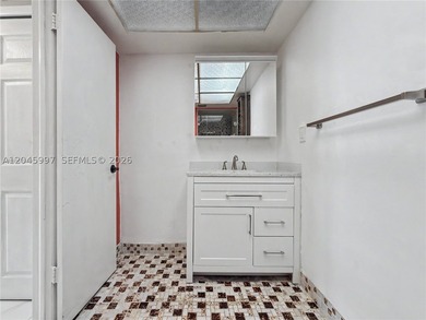 Beautifully updated unit in an immaculate, well-managed Class A - photo 9