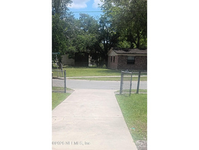 **** This 3 bedroom, 2 bath all brick home conveniently located - photo 4