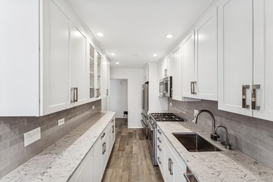 (private lake, pond, coastal) Home For Sale in Little Neck New York