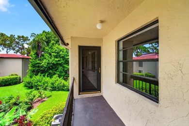 UPDATED UPPER CORNER 2 BED, 2BTH CONDO W/LAKEVIEWS. FRESHLY - photo 4