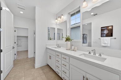 Welcome to this beautifully maintained end-unit, townhome-style - photo 4