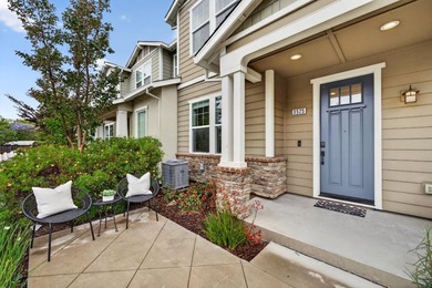 Welcome to this beautifully maintained end-unit, townhome-style - photo 5